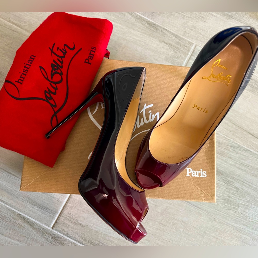 Chrsitian louboutin peep toe patent leather pumps